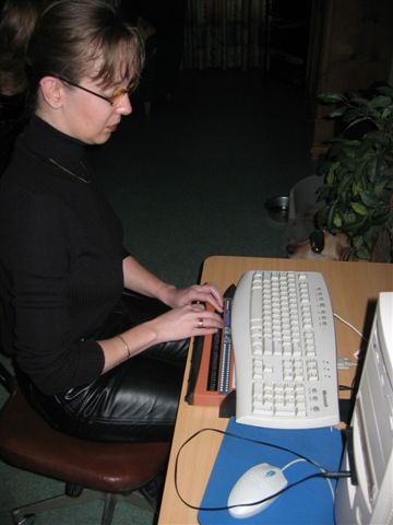 Vrouw achter aangepaste computer