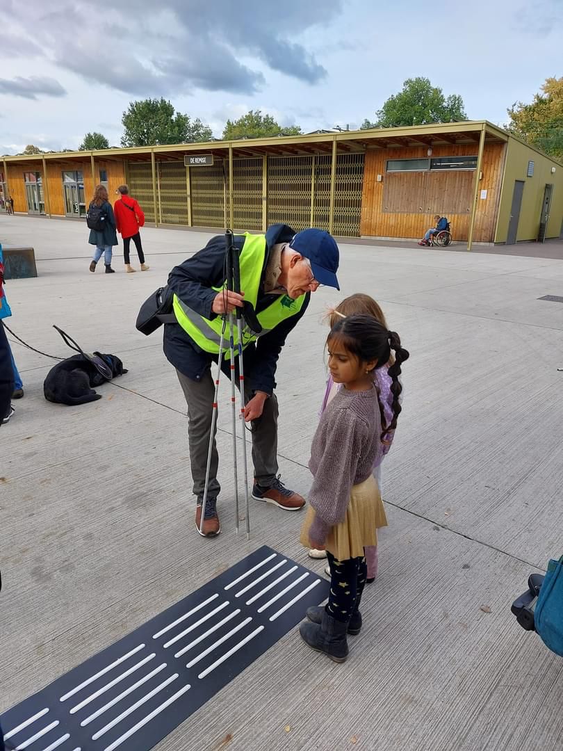 Huub legt kinderen het gebruik van de witte stok uit