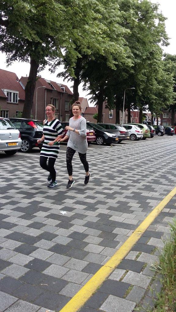 Kim en Ester hardlopend op straat