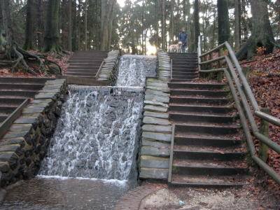 Kim en Zeppo bij waterval